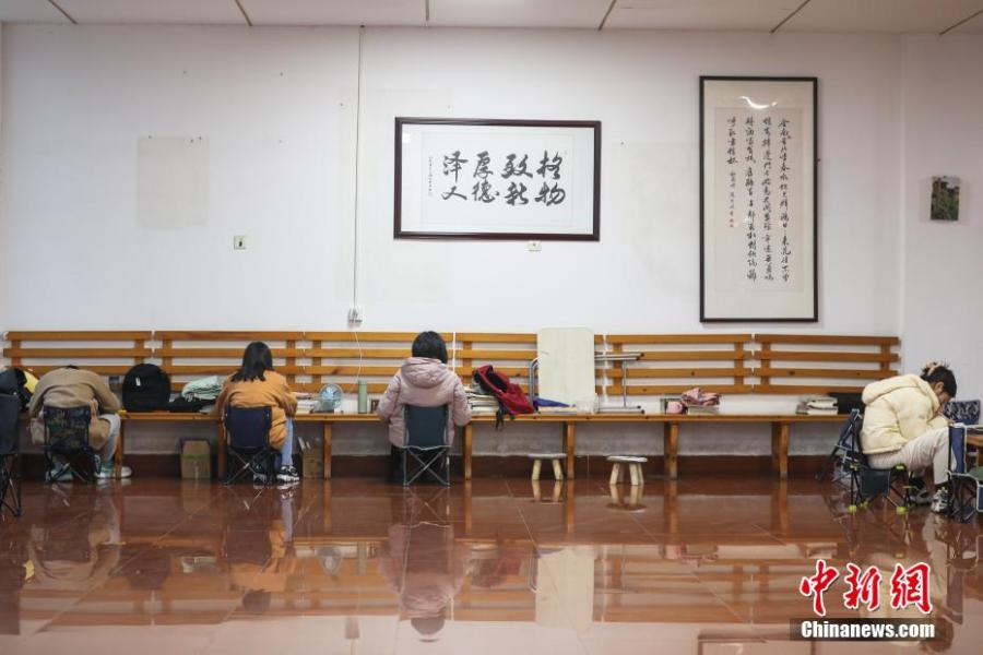 資料圖：幾位考研學生在南昌大學教學樓的公共空間復習備考。劉力鑫 攝