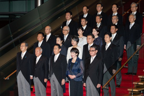 9月13日，日本首相岸田文雄（前排中）在東京的首相官邸率閣僚合影。新華社記者張笑宇攝