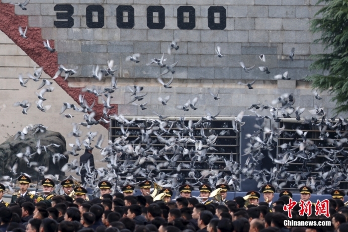 12月13日是第十個南京大屠殺死難者國家公祭日。當(dāng)天上午，南京大屠殺死難者國家公祭儀式在侵華日軍南京大屠殺遇難同胞紀(jì)念館舉行。圖為國家公祭儀式現(xiàn)場。<a target='_blank' href='/'><p  align=