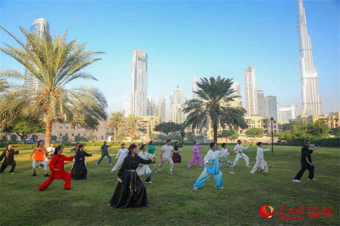 迪拜民眾在練習(xí)太極拳。人民網(wǎng) 塔里克·易卜拉欣攝
