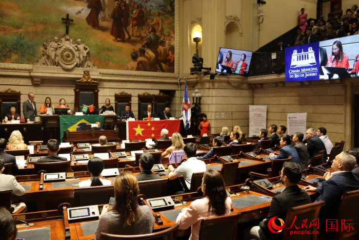 當(dāng)?shù)貢r(shí)間12月15日晚，巴西里約熱內(nèi)盧市議會(huì)在議會(huì)大廳舉行隆重儀式，向一批為推動(dòng)巴西和中國(guó)友好合作做出突出貢獻(xiàn)的機(jī)構(gòu)、團(tuán)體和個(gè)人授予“杰出貢獻(xiàn)獎(jiǎng)”。人民網(wǎng)記者 時(shí)元皓攝