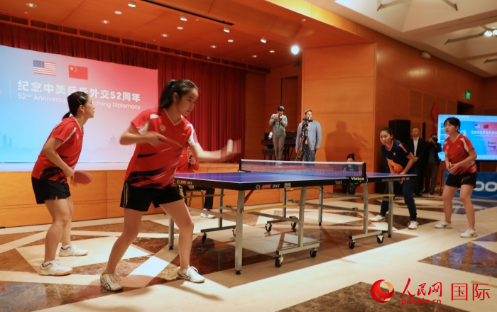 來自北京大學(xué)、美國弗吉尼亞大學(xué)的中美青年乒乓球運動員進(jìn)行表演賽。人民網(wǎng)記者 李志偉攝