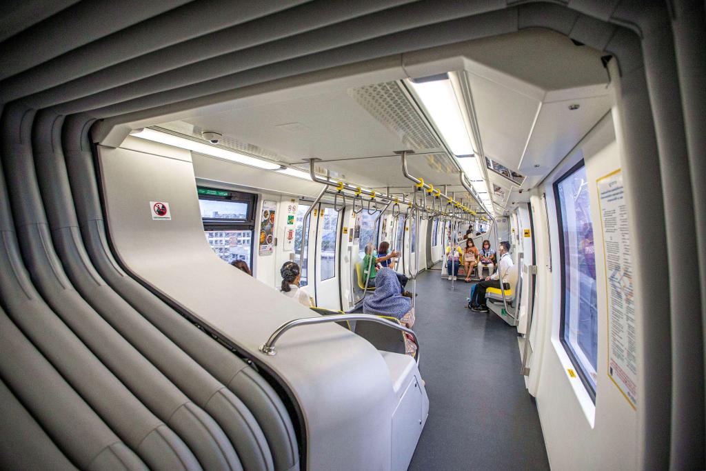 9月14日，乘客在泰國曼谷搭乘“黃線”列車。泰國曼谷是世界著名旅游目的地之一，當(dāng)?shù)厝税堰@座城市的高架軌道交通系統(tǒng)稱為“曼谷天鐵”。2023年下半年，由位于安徽蕪湖的中車浦鎮(zhèn)阿爾斯通運(yùn)輸系統(tǒng)公司生產(chǎn)并提供的單軌道列車“天鐵黃線”在曼谷正式運(yùn)營，11月同樣由該公司生產(chǎn)并提供列車的“天鐵粉線”也在曼谷開始試運(yùn)行?！爸袊窃臁睆闹袊徍淼教﹪?，讓曼谷近郊與市中心的連接更為緊密，豐富城市面貌的同時，也為當(dāng)?shù)匕l(fā)展注入新活力。（新華社記者王騰攝）
