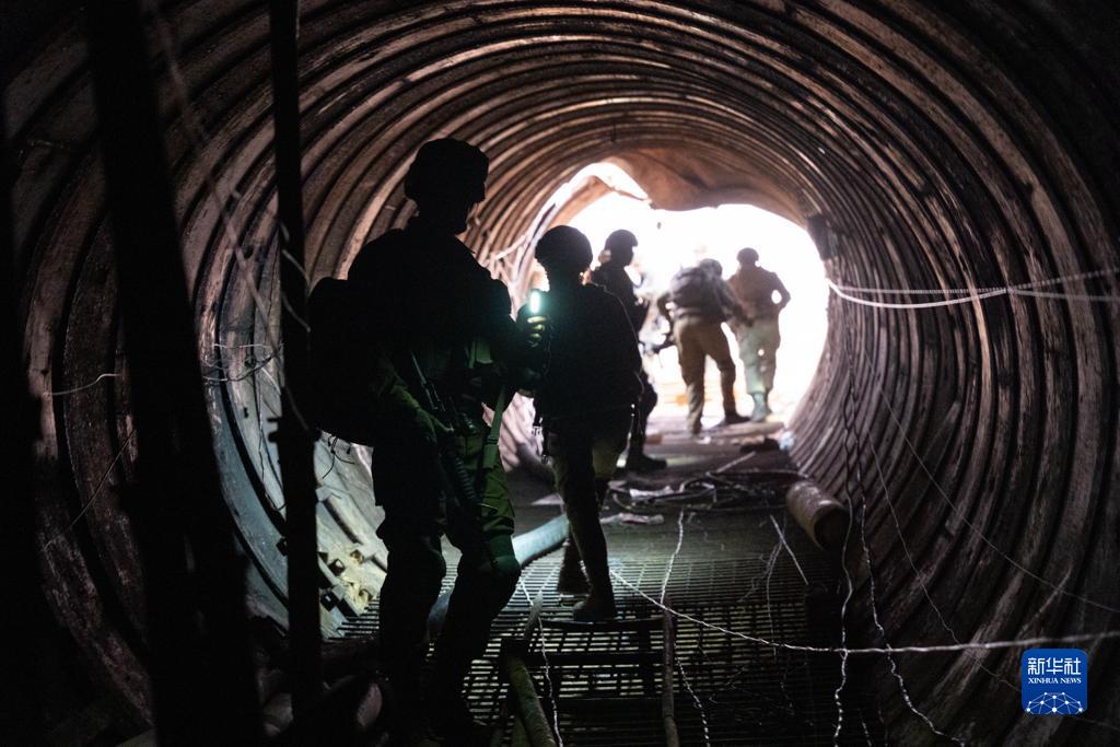 這張以色列國防軍12月17日發(fā)布的照片顯示，以軍地面部隊在加沙地帶發(fā)現(xiàn)一處大型地下隧道。新華社發(fā)