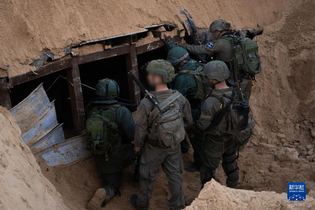 這張以色列國防軍12月17日發(fā)布的照片顯示，以軍地面部隊在加沙地帶發(fā)現(xiàn)一處大型地下隧道。新華社發(fā)