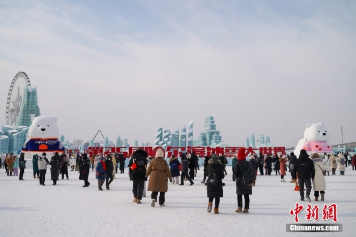1月4日，第25屆哈爾濱冰雪大世界內(nèi)的冰雕吸引游客觀看。白天的冰雪大世界，游客仿佛置身現(xiàn)實(shí)版“冰雪奇緣”。<a target='_blank' href='/'><p  align=