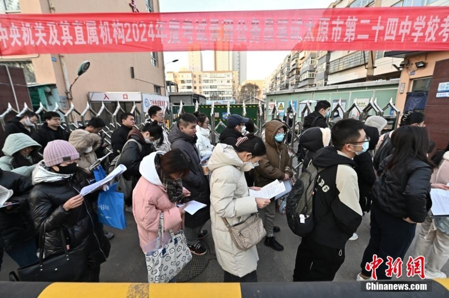 2023年11月26日，山西省太原市，考生步入考場(chǎng)。當(dāng)日，中央機(jī)關(guān)及其直屬機(jī)構(gòu)2024年度考試錄用公務(wù)員公共科目筆試開考。<a target='_blank' href='/'><p  align=