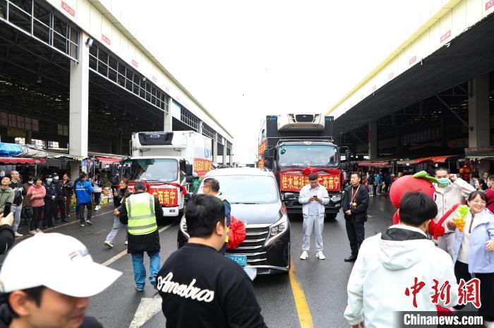 運載蔓越莓車隊前，不少民眾正在圍觀打卡。 王偉臣 攝