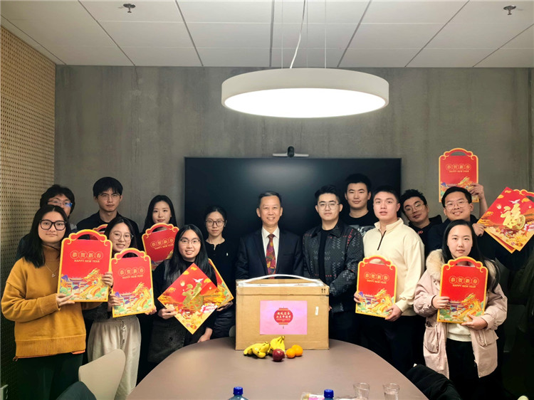 中國(guó)駐瑞典大使崔愛(ài)民看望慰問(wèn)瑞典隆德大學(xué)中國(guó)留學(xué)生。中國(guó)駐瑞典大使館供圖