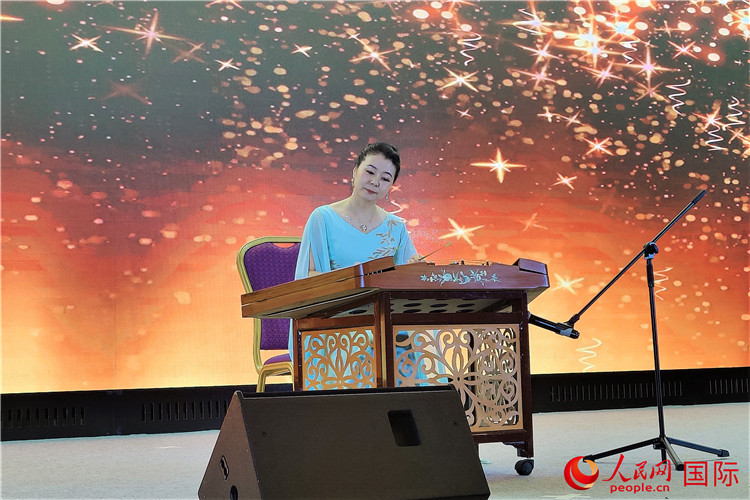 揚琴演奏家劉艮演奏《夢中的婚禮》。人民網(wǎng)記者 于宏建攝
