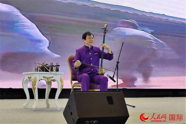 二胡演奏家、國家一級演員王之輝演奏《新春樂》。人民網(wǎng)記者 于宏建攝