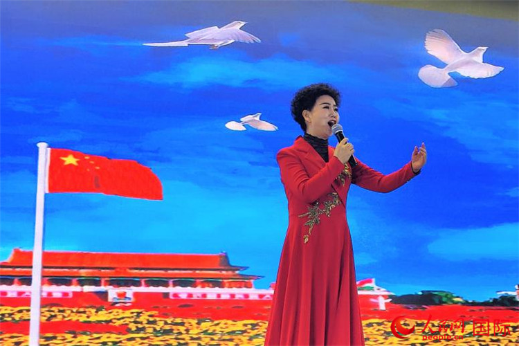 女高音歌唱家、國家一級演員江如虹演唱《我愛你中國》。人民網(wǎng)記者 于宏建攝