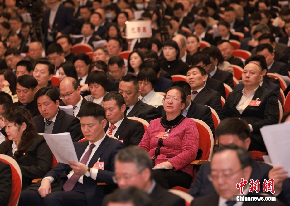 1月23日，安徽省第十四屆人民代表大會第二次會議在合肥開幕。圖為代表委員認真聽取政府工作報告。