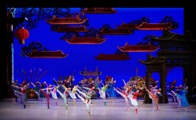 1月26日晚，中央芭蕾舞團(tuán)賀歲芭蕾舞劇《過年》作為開幕演出，亮相阿布扎比國際藝術(shù)節(jié)，圖為劇照。中央芭蕾舞團(tuán)供圖