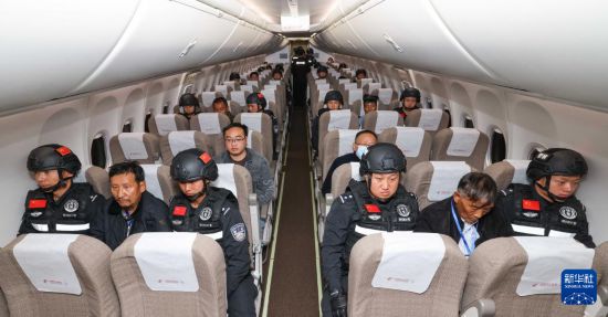1月30日，白所成、白應(yīng)蒼、魏懷仁、劉正祥、劉正茂、徐老發(fā)等10名緬北重大犯罪嫌疑人在被押解回國的飛機上。新華社記者 殷剛 攝