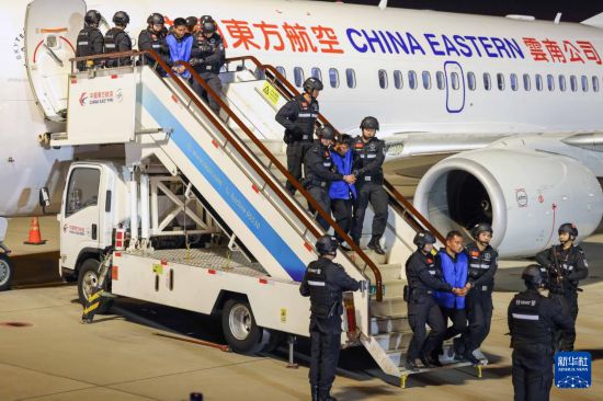 1月30日，在云南昆明長水機場，白所成、白應(yīng)蒼、魏懷仁、劉正祥、劉正茂、徐老發(fā)等10名緬北重大犯罪嫌疑人被我公安機關(guān)成功押解回國。新華社記者 殷剛 攝