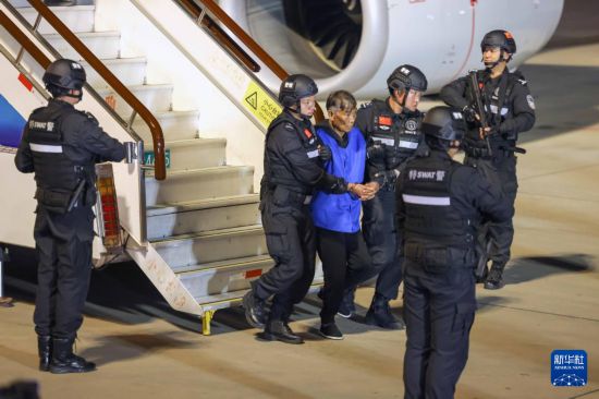 1月30日，在云南昆明長水機場，緬北重大犯罪嫌疑人白所成被我公安機關(guān)成功押解回國。新華社記者 殷剛 攝