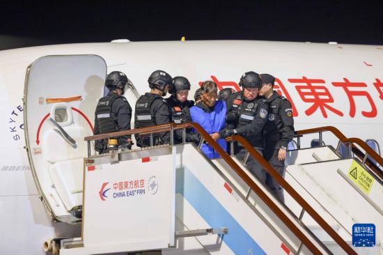 1月30日，在云南昆明長水機場，緬北重大犯罪嫌疑人白所成被我公安機關(guān)成功押解回國。新華社記者 殷剛 攝