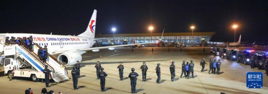 1月30日，在云南昆明長水機場，白所成、白應(yīng)蒼、魏懷仁、劉正祥、劉正茂、徐老發(fā)等10名緬北重大犯罪嫌疑人被我公安機關(guān)成功押解回國。新華社記者 殷剛 攝