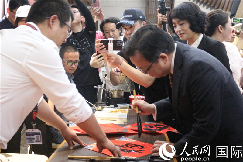 中國駐菲律賓大使黃溪連出席活動并與留菲學子共迎新春。人民網(wǎng)記者樊帆 攝