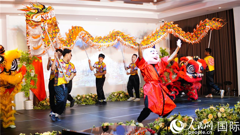 在菲留學生通過舞龍舞獅表演呈現(xiàn)中華優(yōu)秀傳統(tǒng)文化魅力。人民網(wǎng)記者樊帆 攝