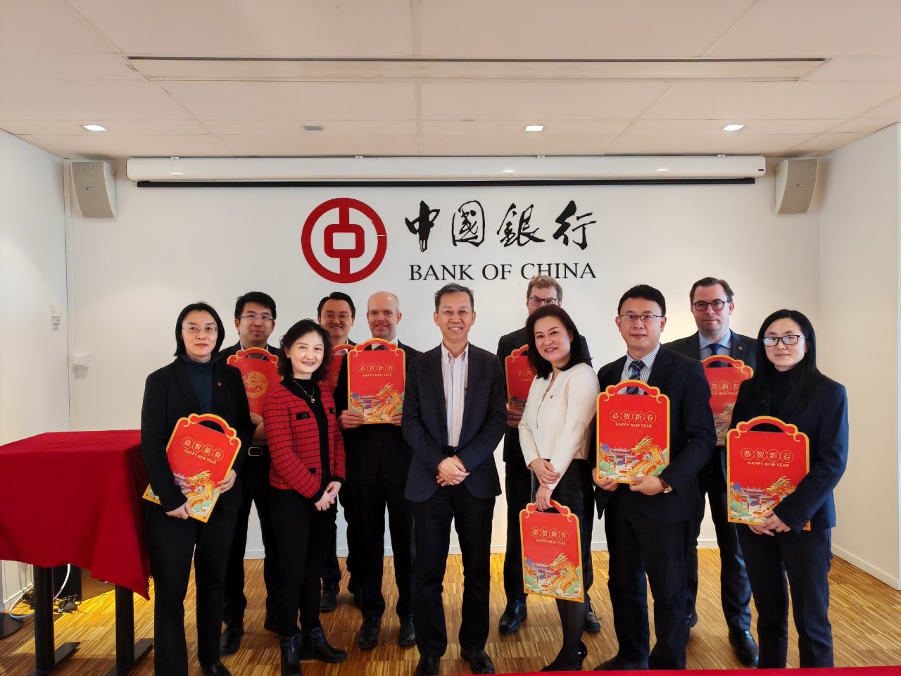 中國駐瑞典大使崔愛民（左六）與中國銀行（歐洲）有限公司斯德哥爾摩分行中外員工合影。中國駐瑞典大使館供圖