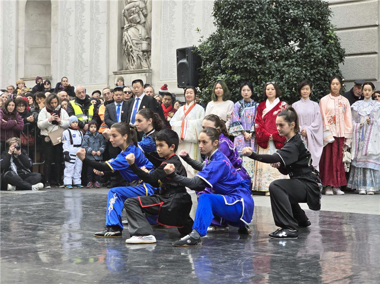 當(dāng)?shù)匚湫g(shù)學(xué)院進(jìn)行武術(shù)表演。張錫琪攝
