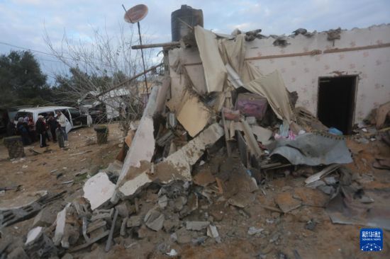 2月5日，在加沙地帶南部城市拉法，人們查看以軍空襲后的建筑廢墟。新華社發(fā)（哈立德·奧馬爾攝）