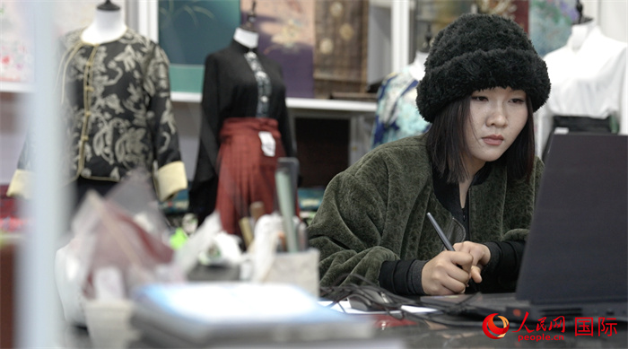 1月23日，在山東省菏澤市曹縣有愛云倉直播基地，張子晨正在設(shè)計(jì)漢服。 人民網(wǎng)記者 袁蒙攝