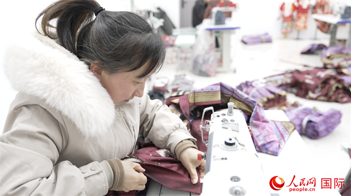 1月24日，在山東省菏澤市曹縣大集鎮(zhèn)云牧服飾有限公司，高燕正在縫制馬面裙。 人民網(wǎng)記者 袁蒙攝