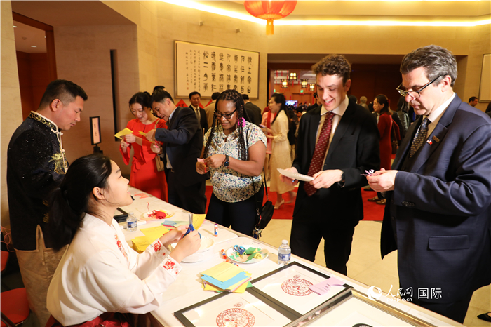 圖為美國民眾體驗(yàn)中國春節(jié)民俗。人民網(wǎng)記者 李志偉攝