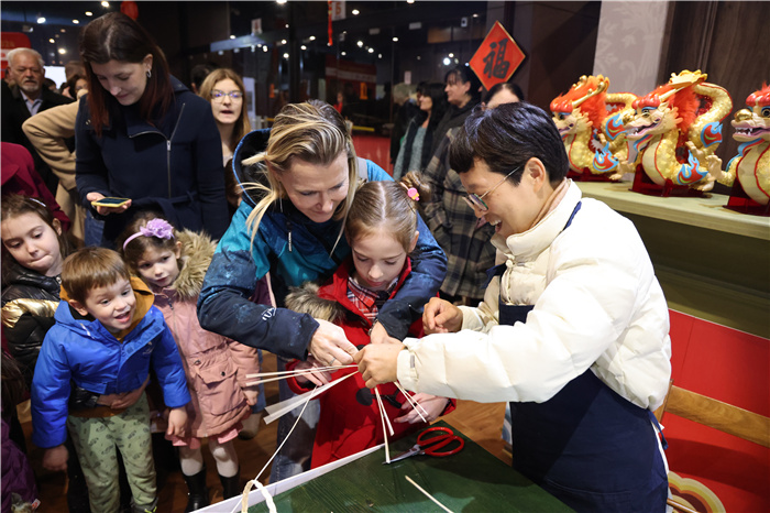 2024年“歡樂(lè)春節(jié)”《閩南風(fēng)情》文藝演出和泉州非物質(zhì)文化遺產(chǎn)展演2月6日在塞爾維亞斯梅代雷沃文化中心舉行。圖為當(dāng)?shù)孛癖婓w驗(yàn)中國(guó)非遺手工藝。 貝爾格萊德中國(guó)文化中心供圖