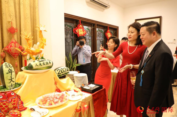 中國(guó)駐東盟大使侯艷琪（右二）同東盟秘書長(zhǎng)高金洪（右一）欣賞食雕。人民網(wǎng)記者 曹師韻攝
