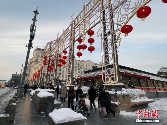 當(dāng)?shù)貢r間2月9日，中國農(nóng)歷新年慶?；顒訂觾x式在莫斯科市中心的卡梅爾格爾斯基巷舉行。圖為特維爾大街裝飾的中國大紅燈籠。<a target='_blank' href='/'><p  align=