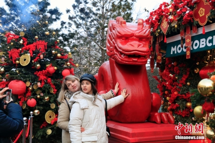 當(dāng)?shù)貢r間2月9日，中國農(nóng)歷新年慶?；顒訂觾x式在莫斯科市中心的卡梅爾格爾斯基巷舉行。中國駐俄大使張漢暉，俄羅斯外交部發(fā)言人扎哈羅娃，以及俄羅斯文化部和莫斯科市政府官員出席。慶?；顒訉⒊掷m(xù)至18日。圖為當(dāng)?shù)孛癖娫谔鼐S爾廣場與龍雕塑合影。