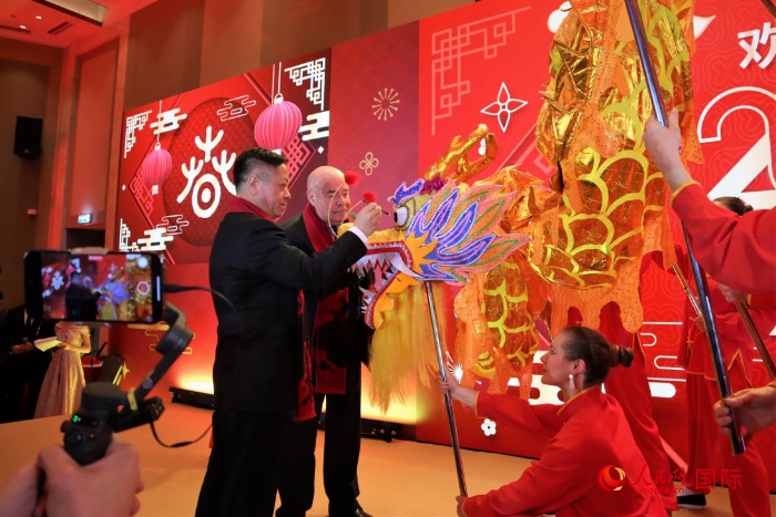張漢暉（左）、施威特科（右）共同為彩龍點(diǎn)睛。于子恒攝