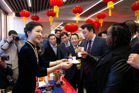 2月2日，人們在位于意大利羅馬的聯(lián)合國糧農(nóng)組織總部體驗中國茶藝。新華社記者李京攝