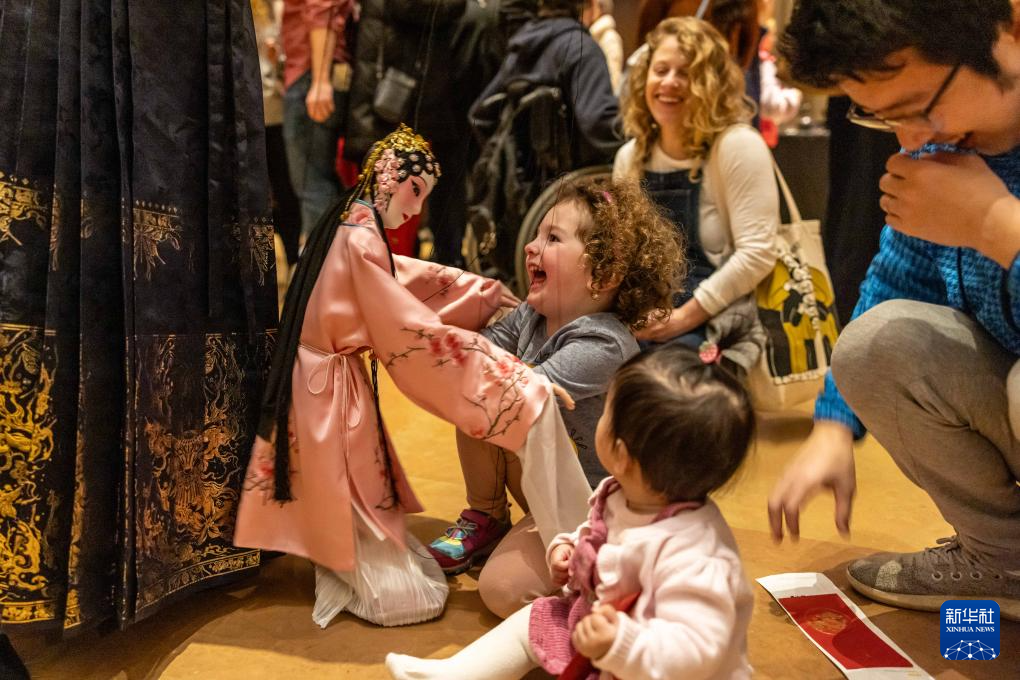 2月11日，孩子們在美國費城藝術博物館舉行的龍年迎新春活動上體驗木偶戲。新華社發(fā)（周煥新攝）