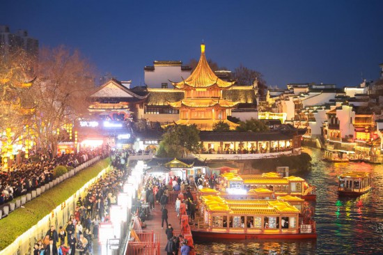 2月14日，游客在南京夫子廟景區(qū)賞燈游玩。（新華社發(fā)，蘇陽攝）