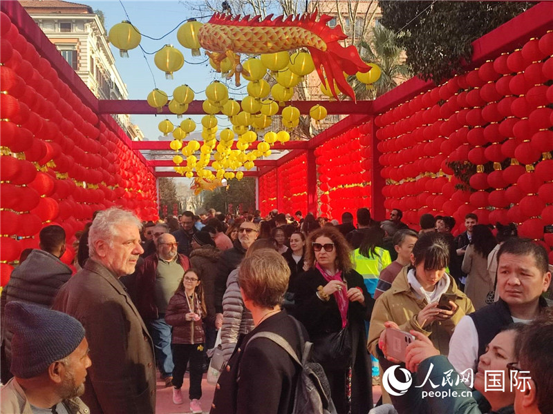 游園會(huì)入口處張燈結(jié)彩，人流如織。人民網(wǎng)記者鄭彬攝