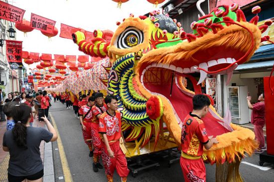 2月1日，由馬來西亞和中國的100多名青少年組成的舞龍隊在馬來西亞馬六甲市雞場街上共舞一條近200米的“長龍”。這是活動現(xiàn)場的“長龍”。新華社記者程一恒攝