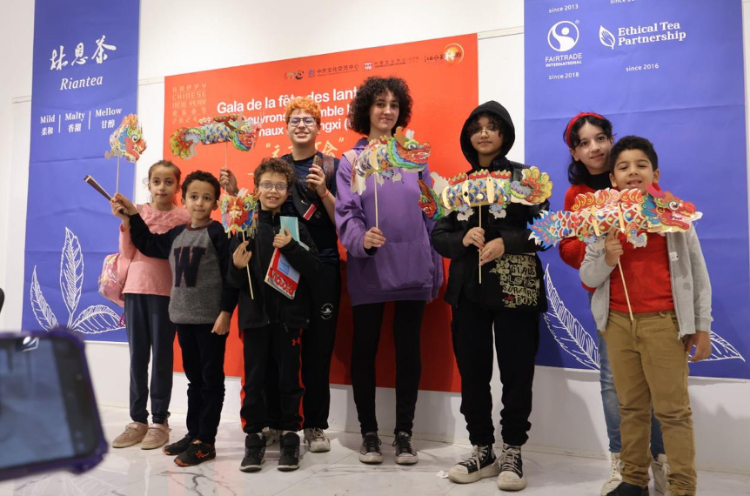 孩子們拿著元宵彩燈合影。拉巴特中國文化中心供圖