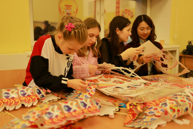俄羅斯小朋友體驗(yàn)中國(guó)傳統(tǒng)手工藝。俄羅斯國(guó)立人文大學(xué)孔子學(xué)院供圖