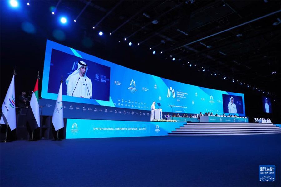 2月26日，在阿聯(lián)酋首都阿布扎比，阿聯(lián)酋外貿(mào)國務(wù)部長、世貿(mào)組織第13屆部長級會議主席薩尼·澤尤迪在世界貿(mào)易組織第13屆部長級會議開幕式上致辭。新華社發(fā)（世界貿(mào)易組織供圖）