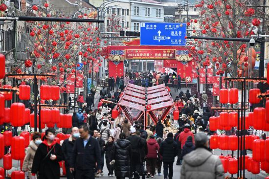 2024年2月18日，游客在2024年青島蘿卜·元宵·糖球會上消費、游玩。新華社記者李紫恒攝