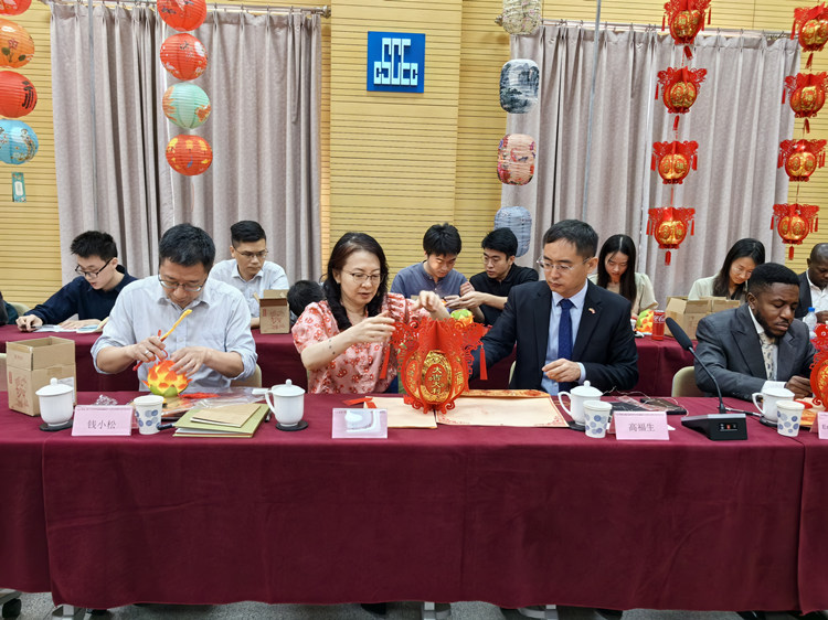 燈籠文化交流活動(dòng)現(xiàn)場(chǎng)。中建國(guó)際中西非公司供圖