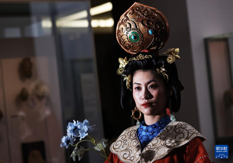 3月13日，在位于法國巴黎的吉美國立亞洲藝術(shù)博物館，模特展示敦煌復(fù)原服飾。新華社記者 高靜 攝