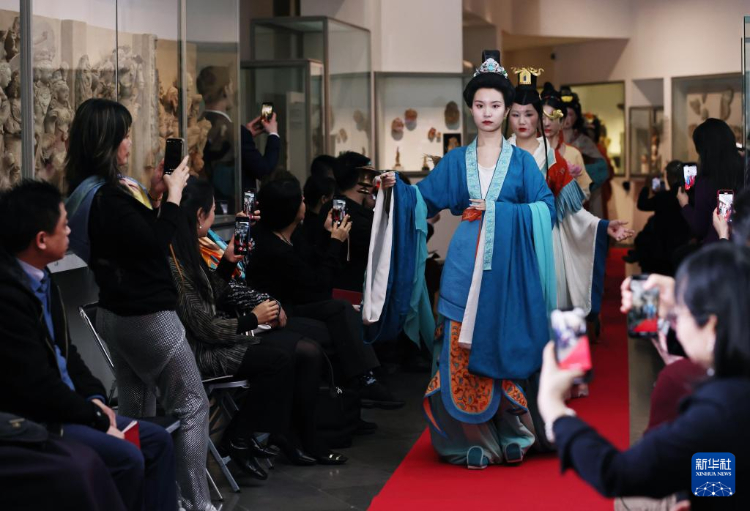 3月13日，在位于法國巴黎的吉美國立亞洲藝術(shù)博物館，模特展示敦煌復(fù)原服飾。新華社記者 高靜 攝