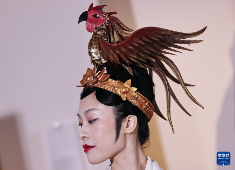 3月13日，在位于法國巴黎的吉美國立亞洲藝術(shù)博物館，模特展示敦煌復(fù)原服飾。新華社記者 高靜 攝