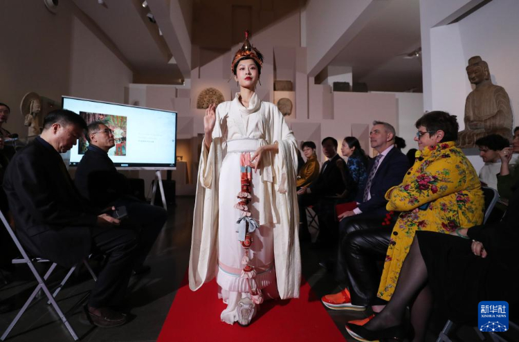 3月13日，在位于法國巴黎的吉美國立亞洲藝術(shù)博物館，模特展示敦煌復(fù)原服飾。新華社記者 高靜 攝